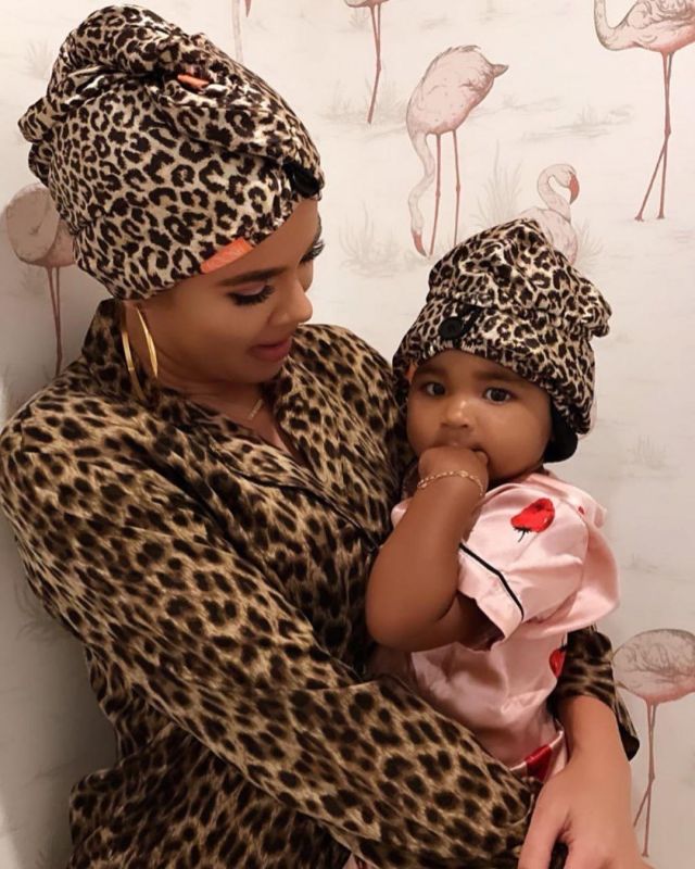 Aquis x poosh Rapid Dry leop­ard print hair tur­ban worn by True Thompson Instagram Stories August 20, 2019