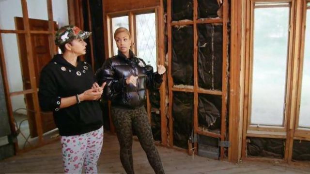 Lululemon Green camo print leggings worn by (Gizelle Bryant) in The Real  Housewives of Potomac (S04E18)