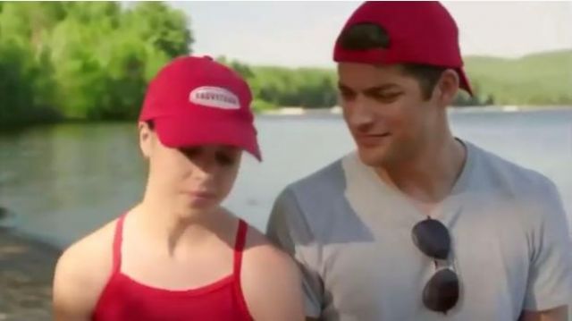 Red cap worn by (Jérémie Duvall) in Jeremiah (S03E05)