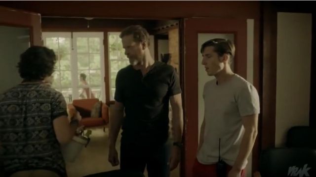 T-Shirt vert kaki porté par Philippe (Jean-Nicolas Verreault) dans Jérémie S1E19