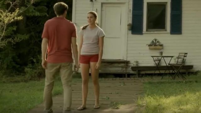 Pants jean right beige worn by Thomas Pierre-Luc Lafontaine) in Jeremiah S1E19
