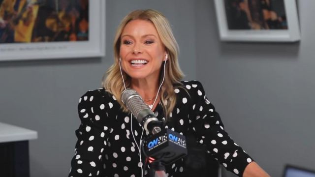 Saint Laurent Chatte-Bow Imprimée en Crêpe Mini Robe portée par Kelly Ripa, comme on le voit en LIVE avec Kelly et Ryan 11 SEPTEMBRE 2019