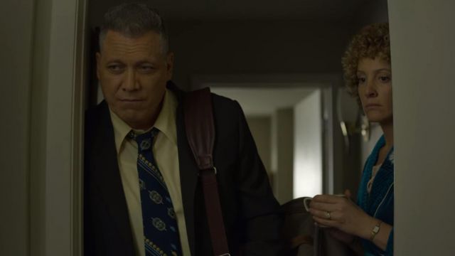 The yellow tie and blue Bill Tench (Holt McCallany) in Mindhunter (S02E07)