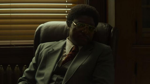 Tie polka mayor of Atlanta Maynard Jackson (Regi Davis) in Mindhunter (S02E08)