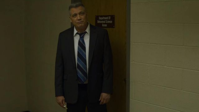 La cravate rayée bleue de Bill Tench (Holt McCallany) dans Mindhunter (S02E03)