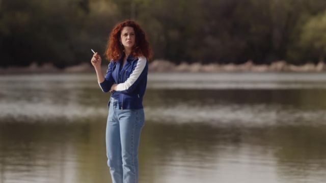 La veste bleue et blanche de Marina (María Pedraza) dans Élite S01E06
