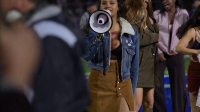 Levi Bleu denim sherpa recadrée trucker jacket porté par Jessica Davis (Alisha Boe) dans les 13 Raisons pour lesquelles (S03E11)