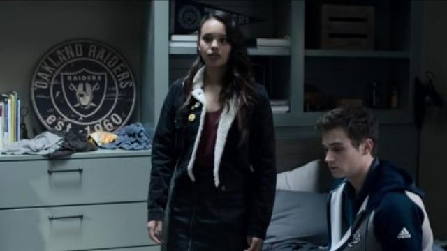 ASOS black denim shrunken jacket with Fleece Collar worn by Jessica Davis (Alisha Boe) in 13 Reasons Why (S03E13)