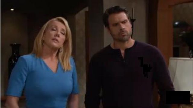 Patron robe bleue portée par Nikki Reed Newman (Melody Thomas Scott) comme on le voit sur les Jeunes et Les Agités du 12 septembre 2019