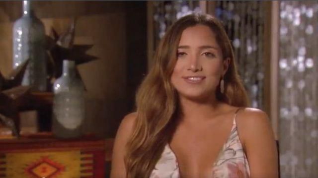 Kendra Scott perle ovale boucles d'oreilles portées par (Nicole Lopez-Alvar) en Bachelor dans le Paradis (S06E08)