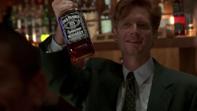 Jack Daniel's tennessee whiskey bu par Ethan Valhere (Eric Stoltz) dans Jerry Maguire