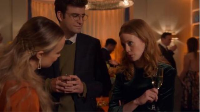 Maje de velours vert midi de la robe portée par Gemma (Zoe Boyle) dans Quatre Mariages et un Enterrement (S01E10)