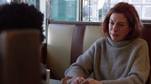 Grey sweater worn by Lexi (Anne Hathaway) in Modern Love (S01)
