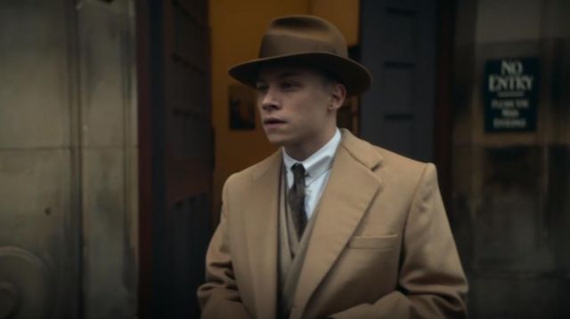 Le chapeau marron de Michael Gray (Finn Cole) dans Peaky Blinders (S05E02)