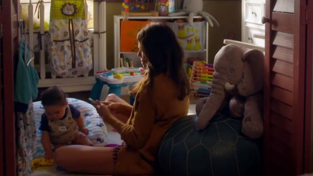 The plush elephant in the room of Christopher in Murder (S05E02)