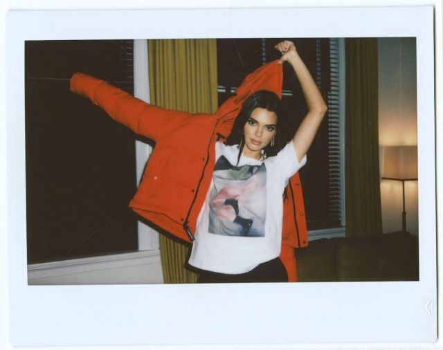 Down jacket short orange-red of Kendall Jenner on the account Instagram of @kendalljenner