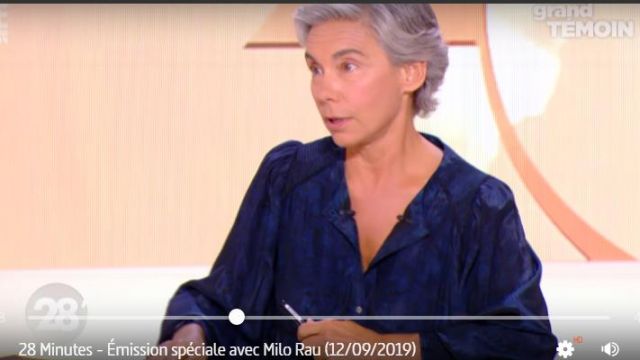La robe longue smockée à la taille bleue de Élisabeth Quin dans 28 minutes le 12.09.2019