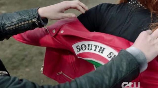 La chaqueta de cuero rojo de South Side Serpents usada por Cheryl Blossom (Madelaine Petsch) en Temporada 2 Episodio 22 |