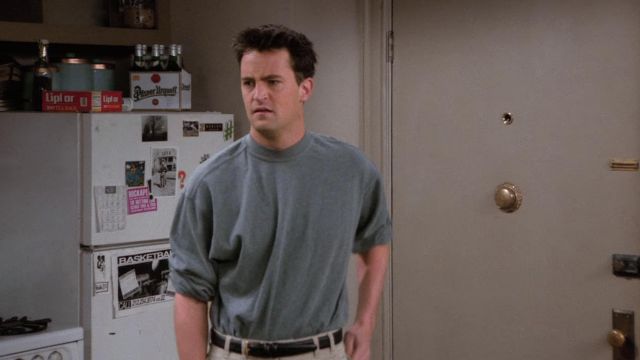 Le sweatshirt gris à col montant de Chandler Bing (Matthew Perry) dans Friends (S02E16)
