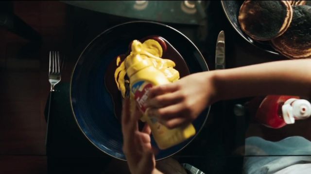 Le français classique jaune moutarde utilisé par Olivia Danielson (Yara Shahidi) à Imaginer Que