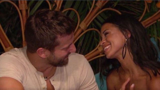 Ettika Noire Ornée ovale boucles d'oreilles portées par (Katie Morton) en Bachelor dans le Paradis Saison 6_Episode 10