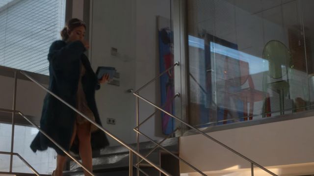 The long coat in faux fur blue Lu (Danna Paola) in Elite (S02E07)