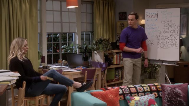 Les mocassins portés par Penny (Kaley Cuoco) dans The Big Bang Theory Saison 11 Episode 13