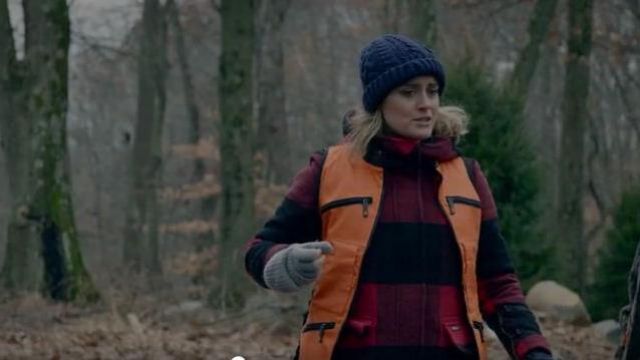 Woolrich rouge et Bback manteau porté par Piper Chapman (Taylor Schilling) dans Orange is the New Black (S07E08)