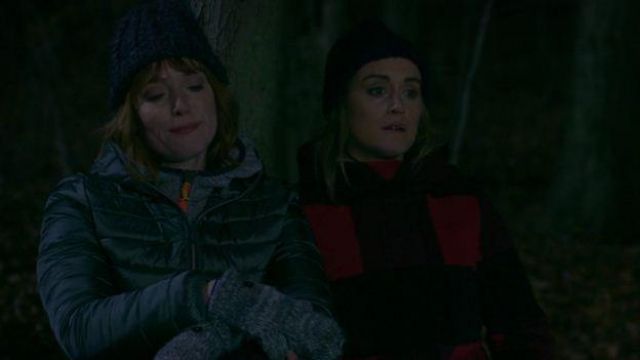 Grey chunky knit beanie worn by (Alicia Witt) in Orange Is the New Black (Season07_Episode08)