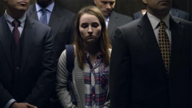 Botón de cazador de rieles en la parte superior usado por Marie (Kaitlyn Dever) en Unbelievable Temporada 1 Episodio 8