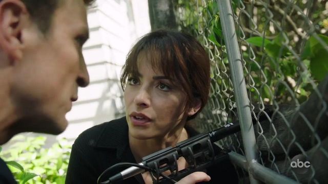 Professional microphone gun used by Jessica Russo (Sarah Shahi) in The Rookie (S02E01)