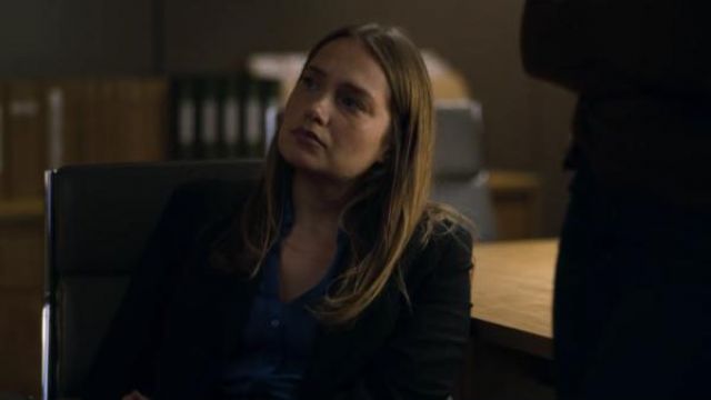 Camisa portofino azul express usada por Karen Duvall (Merritt Wever) en Unbelievable Temporada 1 Episodio 8
