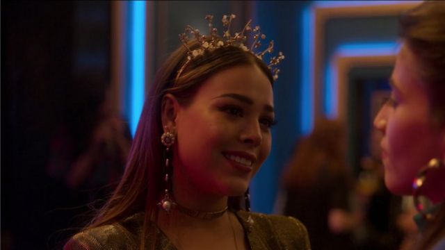 Belles boucles d'oreilles longues avec une fleur en haut et une perle à la fin, porté par Lu (Danna Paola) dans l'Élite (S02E01)
