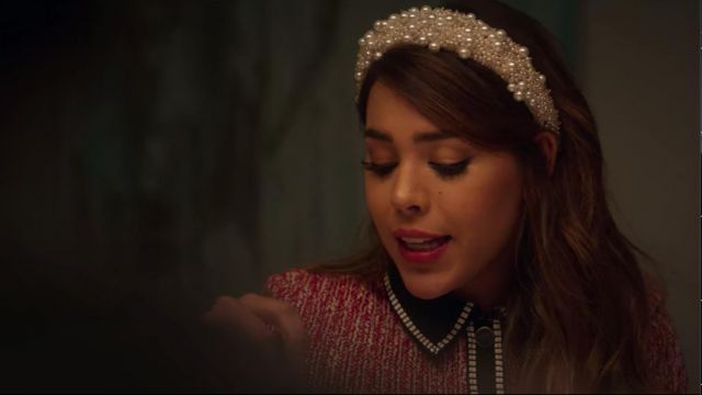 Headband full of different sizes of pearls worn by Lu (Danna Paola) in Elite (S02E08)