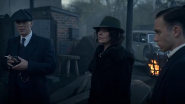 Le manteau noir de Polly Gray (Helen McCrory) dans Peaky Blinders Saison 5 Episode 3