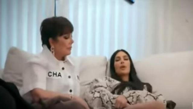 Chanel 2019 Chemise Blanche de Piste de Morceau porté par Kris Jenner, en Gardant en Place avec les Kardashians Saison 17 Épisode 1
