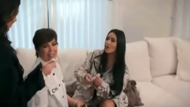 Alyx Cage en relief de veste en cuir portés par Kim Kardashian en accord avec les Kardashians Saison 17 Épisode 1