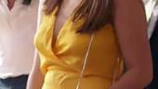 La longue robe jaune dégradée portée par Jessica Moreno (Garance Teillet) dans Demain nous appartient (S01E539)