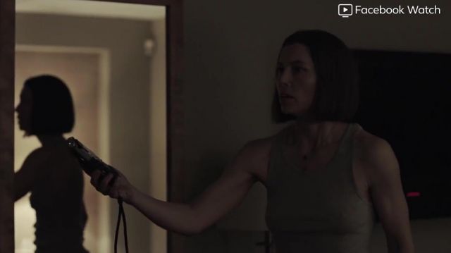Débardeur gris porté par Lia Haddock (Jessica Biel) dans Limetown (S01E01)
