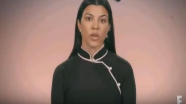 Prada plume garnis de soie-crepon haut porté par (Kourtney Kardashian) en accord avec les Kardashians Saison 17 Episode1