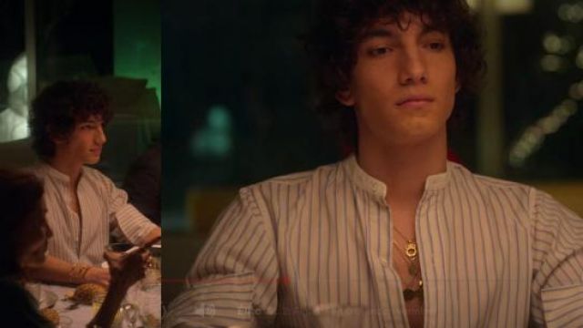 White shirt without collar and lightblue stripes of Valerio (Jorge López) in Elite (S02E08)