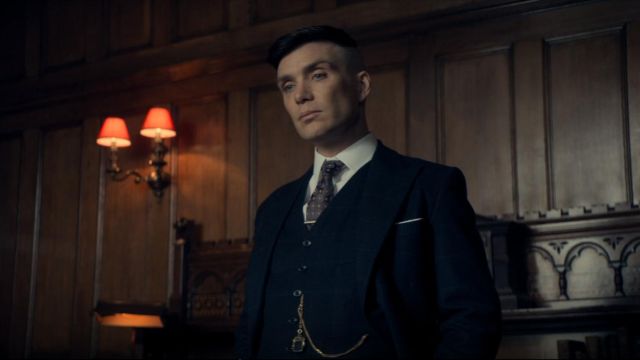 The pocket watch of Tommy Shelby (Cillian Murphy) in Peaky Blinders (S05E04)