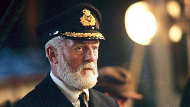 Cap command of Captain Smith (Bernard Hill) in Titanic