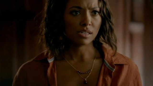 Collier rouge et or de Bonnie Bennett (Kat Graham) dans Vampire Diaries (S07E01)