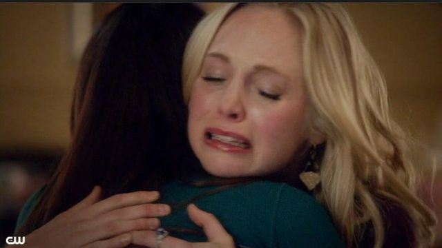 Earrings dangling golden and Caroline Forbes (Candice King) in the Vampire Diaries (S06E10)