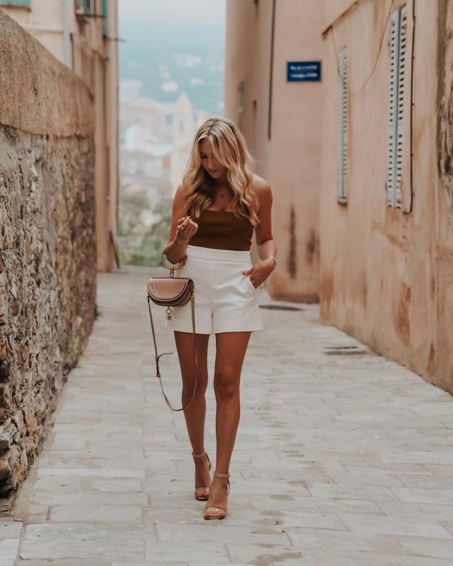 La short blanc taille haute ajusté porté par Lola Rossi sur le compte Instagram de @lola_rossi_