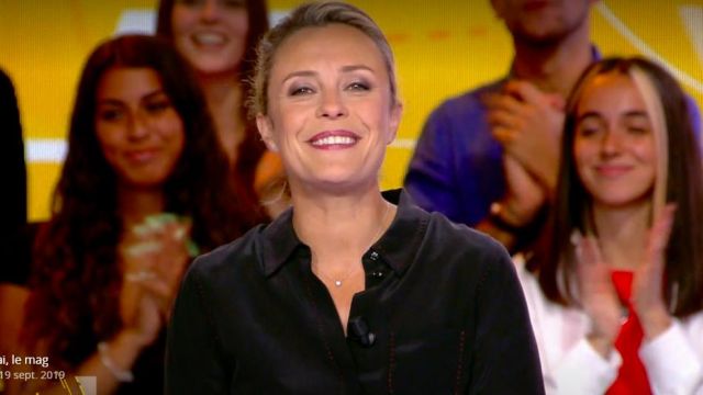 La chemise en soie noire à surpiqûres contrastantes de Isabelle Moreau dans L'Info du vrai le 19.09.2019