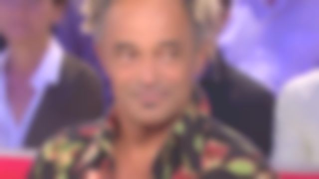 La colorida camisa usada por Yannick Noah en Vivement dimanche
