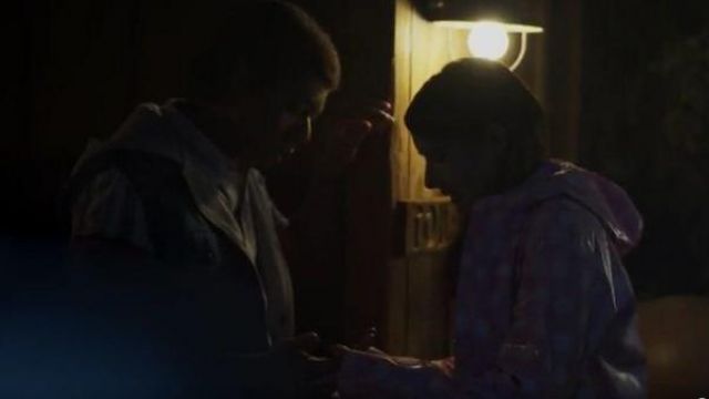 Cherokee rose et blanc à pois veste de pluie porté par Madison Montgomery (Emma Roberts) dans American Horror Story Season09 Episode01