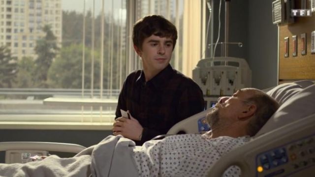 La chemise à carreaux du Dr. Shaun Murphy (Freddie Highmore) dans Good Doctor (S02E03)